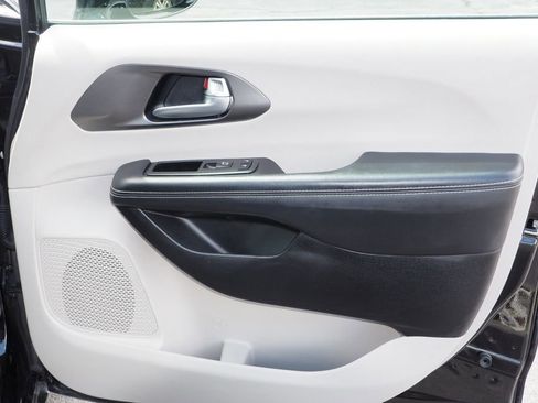 Used 2024 Chrysler Pacifica Touring-L FWD image 22