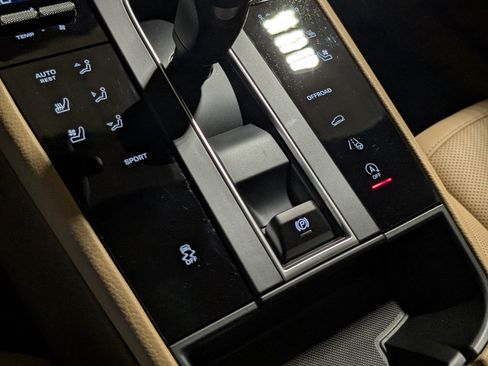 Certified 2025 Porsche Macan image 44