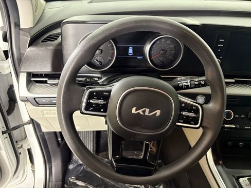 Used 2022 Kia Carnival LX image 19