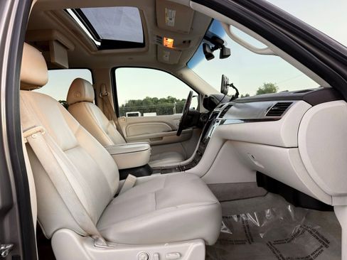 Used 2007 Cadillac Escalade AWD w/ Information Package image 28