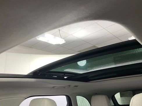 Used 2018 Land Rover Range Rover Velar S image 19