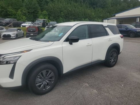 Used 2026 Nissan Pathfinder S FWD image 1