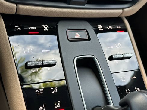 Certified 2025 Porsche Macan AWD/4WD image 23
