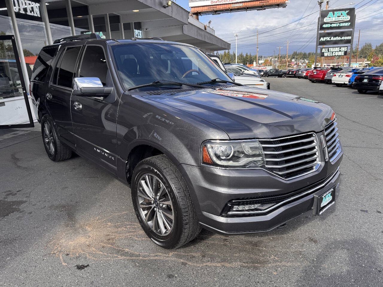 Used 2017 Lincoln Navigator Select RWD image 10