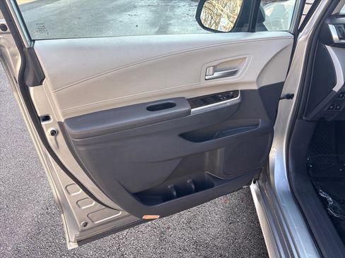 Used 2023 Toyota Sienna XLE image 7