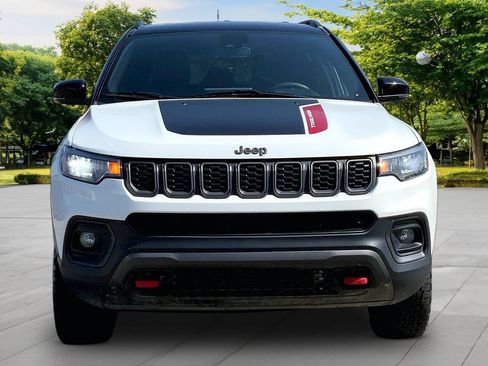 Used 2025 Jeep Compass Trailhawk AWD/4WD image 2