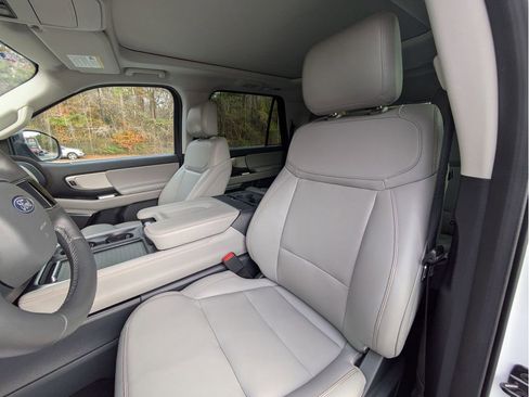 Certified 2025 Ford Expedition Active image 27