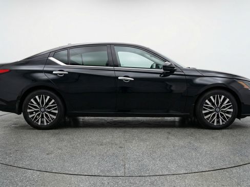 Used 2025 Nissan Altima 2.5 SV FWD image 11