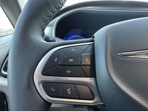 Used 2024 Chrysler Pacifica Touring-L image 29