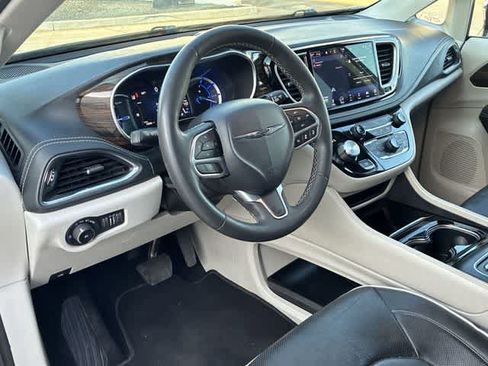 Used 2023 Chrysler Pacifica Limited FWD image 2