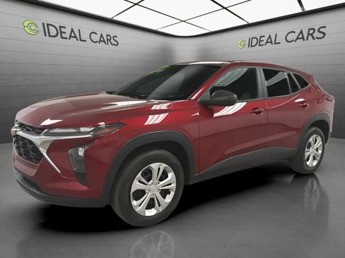 Used 2025 Chevrolet Trax LS FWD image 1