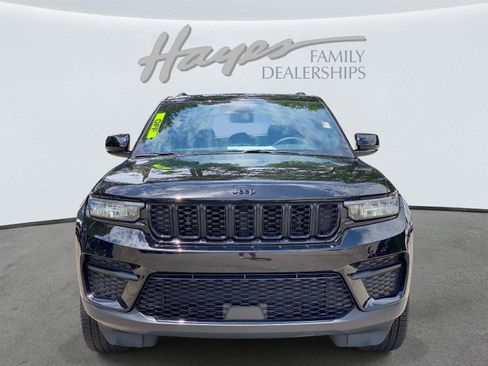 Used 2024 Jeep Grand Cherokee Altitude AWD/4WD image 9