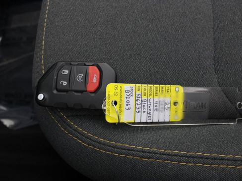 Used 2025 Jeep Wrangler Unlimited Sahara w/ Safety Group AWD/4WD image 7