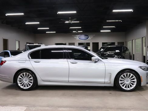 Used 2020 BMW 740i image 7