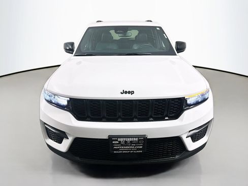Used 2023 Jeep Grand Cherokee Altitude AWD/4WD image 2