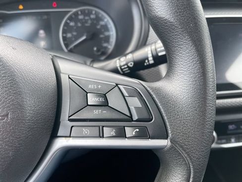Used 2018 Nissan Kicks SV FWD image 19