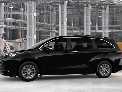 New 2026 Toyota Sienna XLE image 3