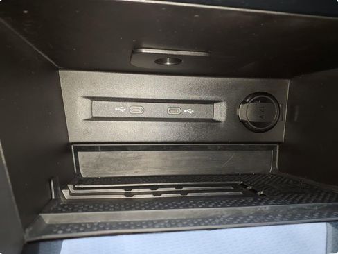 Certified 2025 Volkswagen Taos SE image 27