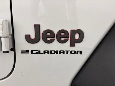 Used 2024 Jeep Gladiator Rubicon w/ Convenience Group AWD/4WD image 10