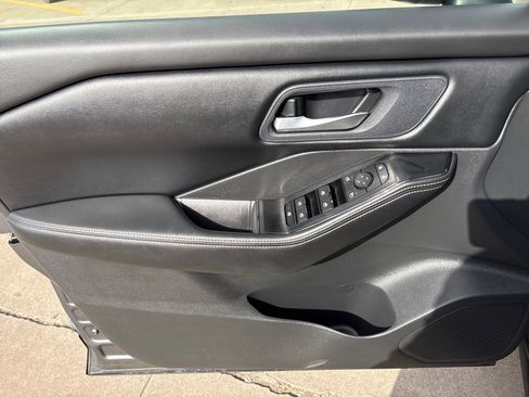 Used 2025 Nissan Rogue SV image 12