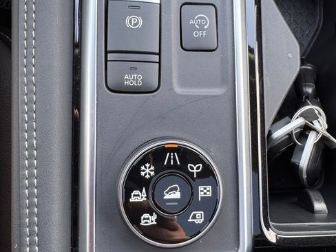 Used 2025 Nissan Pathfinder Platinum image 28