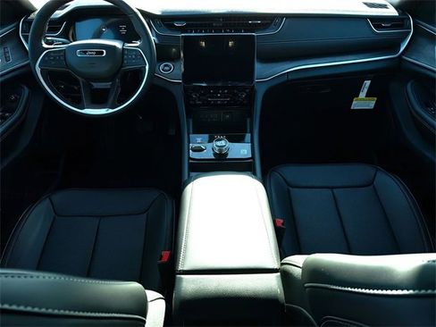 New 2025 Jeep Grand Cherokee Limited image 18