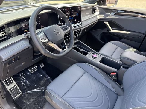 New 2026 Volkswagen Tiguan SE R-Line FWD image 14