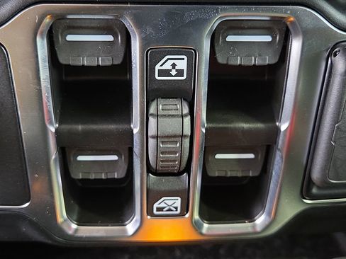 New 2025 Jeep Gladiator High Tide image 24