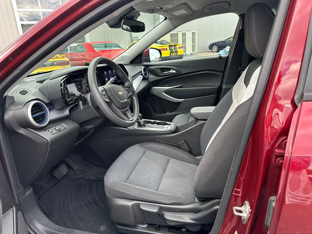 Used 2024 Chevrolet Trax LS w/ LS Convenience Package FWD image 3