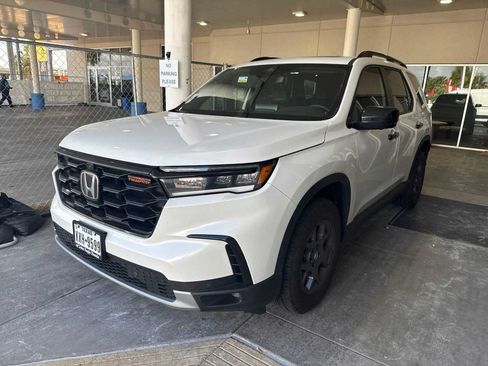 Used 2025 Honda Pilot TrailSport image 1