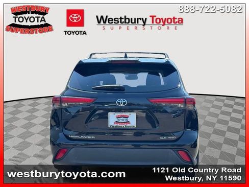 Used 2022 Toyota Highlander XLE AWD/4WD image 7