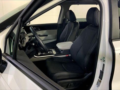 Certified 2023 Kia Carnival EX FWD image 22