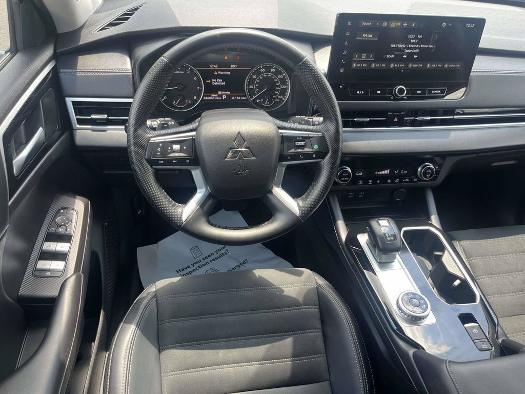 Used 2025 Mitsubishi Outlander SE AWD/4WD image 12