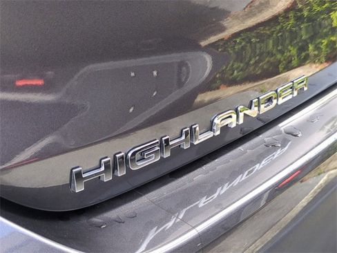 Used 2022 Toyota Highlander XLE image 5