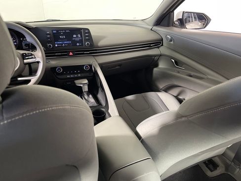Certified 2022 Hyundai Elantra SEL image 17