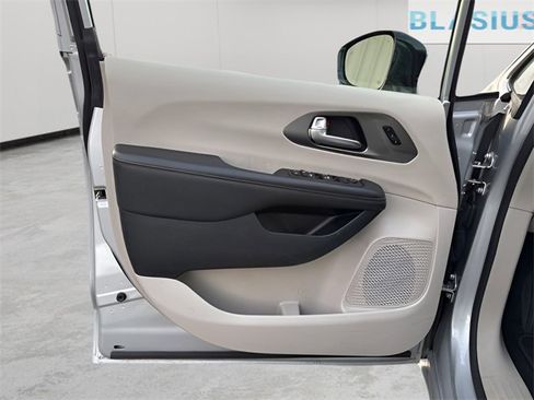 Used 2024 Chrysler Pacifica Touring-L image 14