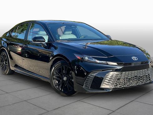 Used 2025 Toyota Camry SE FWD image 3