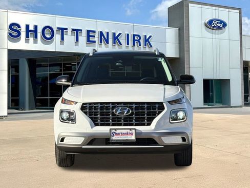 Used 2025 Hyundai Venue Limited FWD image 2