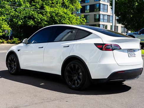 Used 2023 Tesla Model Y Long Range AWD/4WD image 4