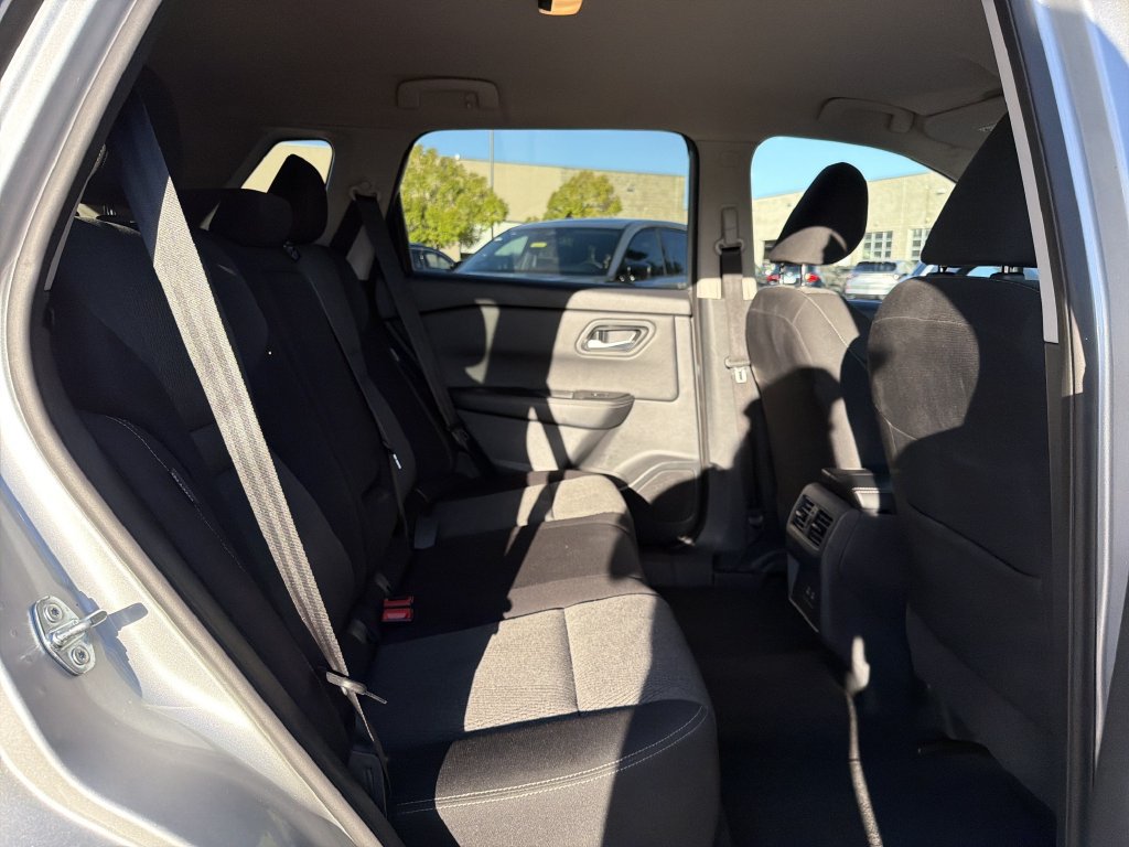 Used 2025 Nissan Rogue SV AWD/4WD image 16