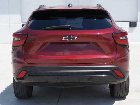 Used 2024 Chevrolet Trax RS w/ Sunroof Package FWD image 12