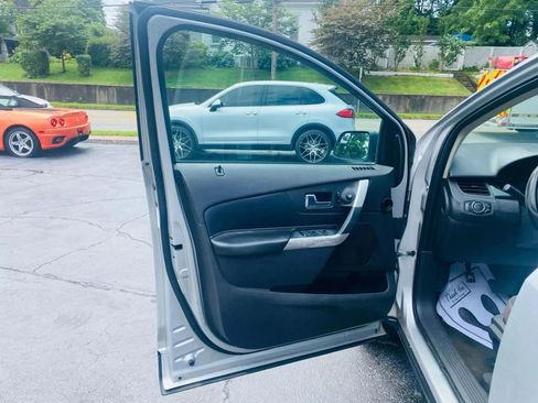 Used 2011 Ford Edge SE image 12