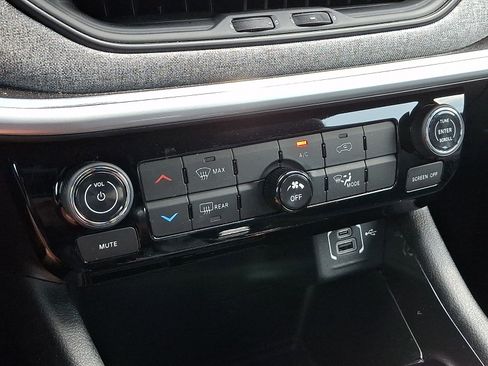 Used 2024 Jeep Compass Latitude AWD/4WD image 16
