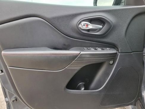 Used 2017 Jeep Cherokee Trailhawk w/ Comfort & Convenience Group AWD/4WD image 18