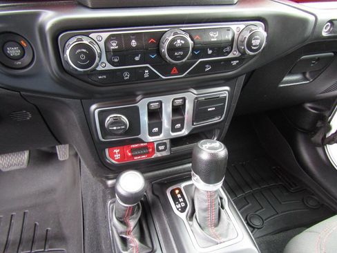 Used 2018 Jeep Wrangler Rubicon w/ Cold Weather Group AWD/4WD image 17