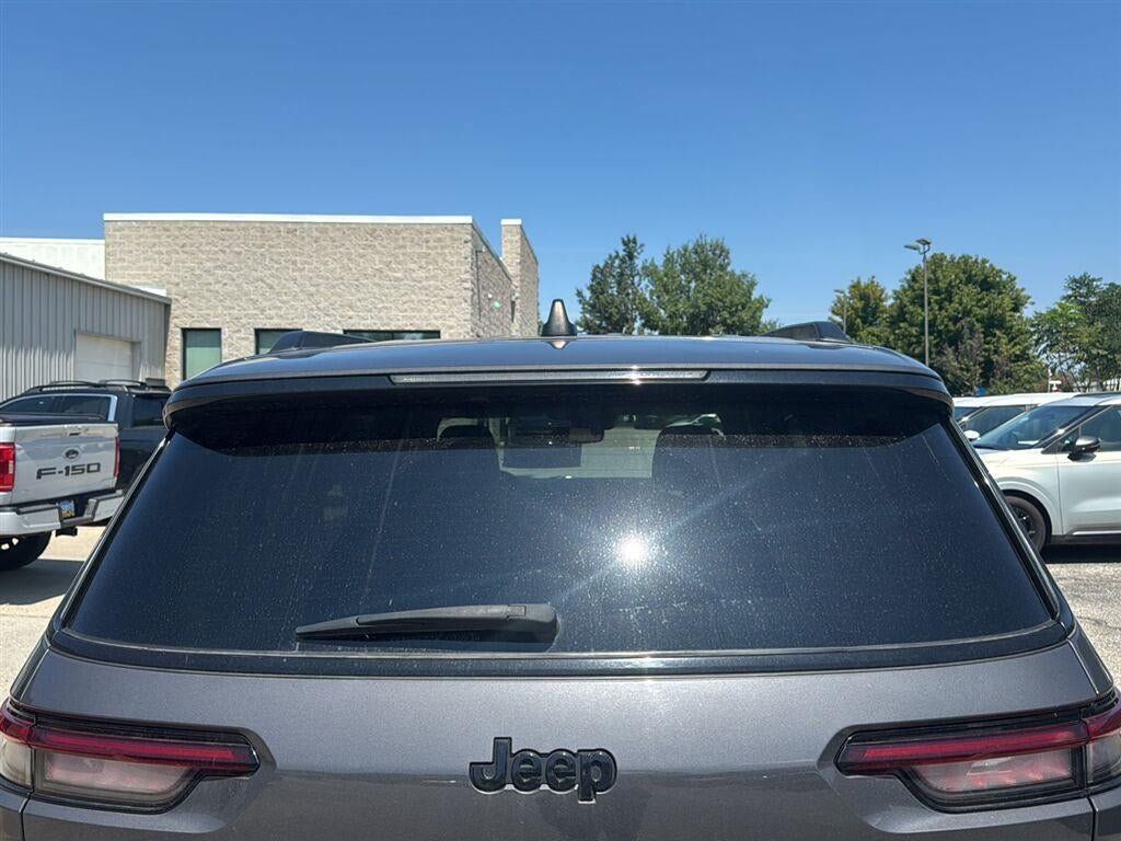 Used 2024 Jeep Grand Cherokee L Laredo AWD/4WD image 4