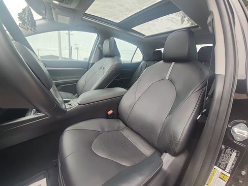 Used 2022 Toyota Camry XSE image 9