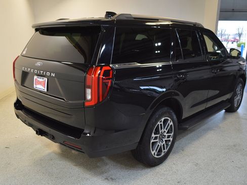 Used 2025 Ford Expedition Active image 3