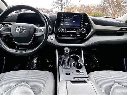 Used 2022 Toyota Highlander LE image 14