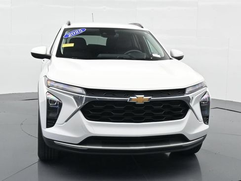 Used 2025 Chevrolet Trax LT FWD image 3